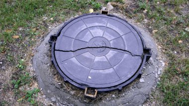 Moskova, Rusya - 10 Ekim 2021: Moskova caddesinde küçük gölet bulutlu gökyüzünü yansıtan çatlak metalik kuyu örtüsü