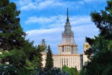 Moskova, Rusya - 12 Ağustos 2021: Moskova Üniversitesi 'nin ünlü kampüs binaları yazın dramatik bulutlu gökyüzü altında