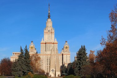Moskova, Rusya - 13 Mart 2021: Moskova 'daki ünlü üniversitenin kampüs binaları baharda mavi gökyüzü altında