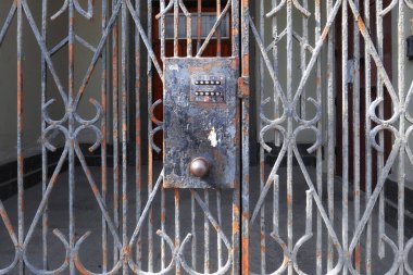 Moskova 'daki paslı metalik kapıya geçmişe dönük dijital kilit
