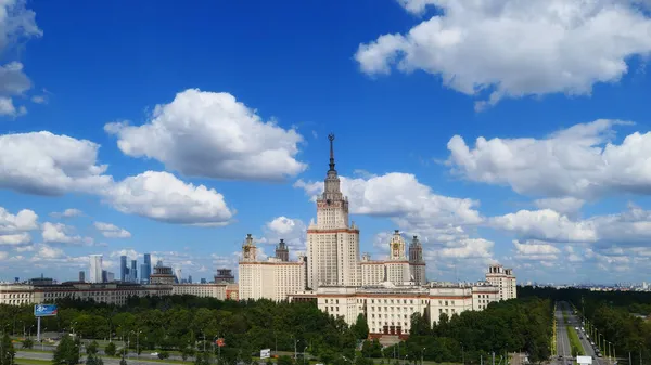 러시아 모스크바 2021 극적으로 구름낀 상태에서 모스크바 대학교의 캠퍼스 건물들을 — 스톡 사진