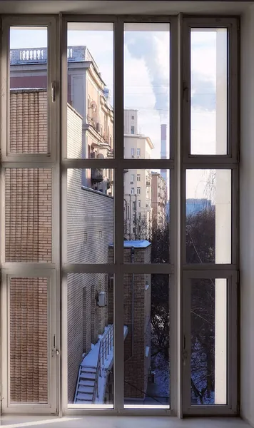 晴れた冬のモスクワの通りや煙とパイプの窓の景色 — ストック写真