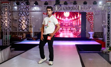 NOIDA, UTTAR PRADESH, INDIA - HAZİRAN 2021: Kot pantolon ve beyaz gömlekle sahnede duran Hintli erkek model.