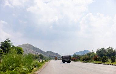 Dağlarda yol