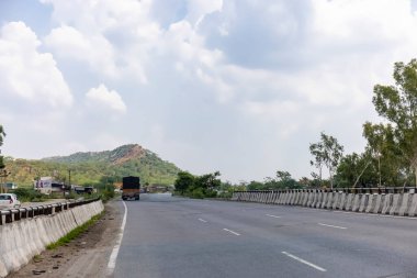 Dağlarda asfalt yol