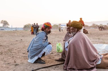 PUSHKAR, RAJASTHAN / INDIA - Kasım 2019: Pushkar Deve Fuarı 'ndaki yerel halk
