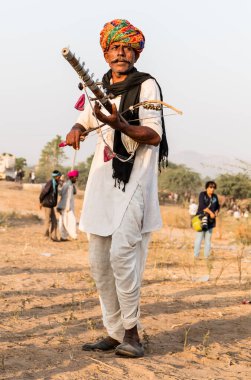 Puşkar, Rajasthan / Hindistan - Ekim 2017: Pushkar Camel Fuarı 'nda yerel adam
