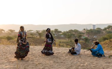 PUSHKAR, RAJASTHAN / INDIA - Pushkar Deve Fuarı 'nda geleneksel giyinmiş Rajasthani kadınları