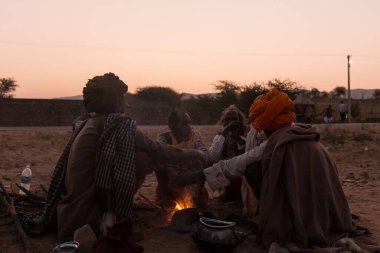 PUSHKAR, RAJASTHAN / INDIA - Kasım 2019: Pushkar Deve Fuarı 'ndaki yerel halk