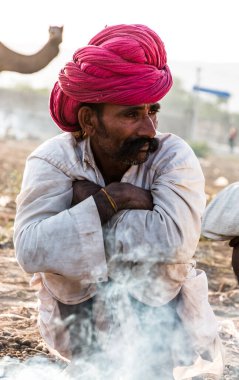 Puşkar, Rajasthan / Hindistan - Ekim 2017: Pushkar Camel Fuarı 'nda yerel adam