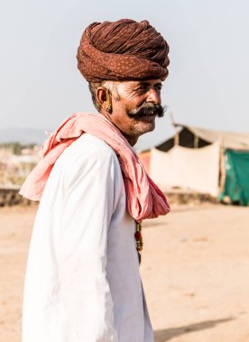 Puşkar, Rajasthan / Hindistan - Ekim 2017: Pushkar Camel Fuarı 'nda yerel adam