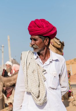 Puşkar, Rajasthan / Hindistan - Ekim 2017: Pushkar Camel Fuarı 'nda yerel adam