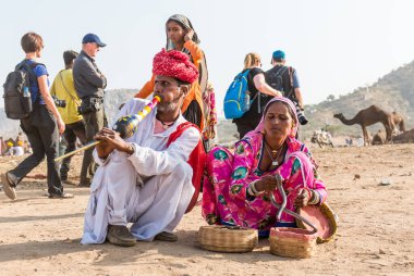 Pushkar, Rajasthan, Hindistan - Ekim 2017: Snake Charmer performans için turistleri çekmeye hazırlanıyor 