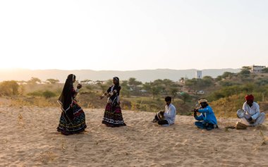 PUSHKAR, RAJASTHAN / INDIA - Pushkar Deve Fuarı 'nda geleneksel giyinmiş Rajasthani kadınları