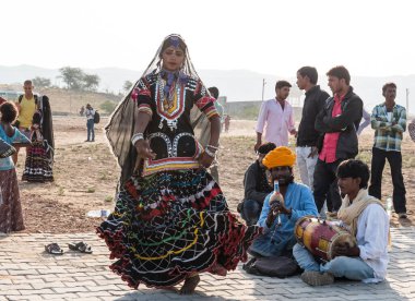 Puşkar, Rajasthan, Hindistan - Ekim 2017: Geleneksel giyinmiş Rajasthani hanımları