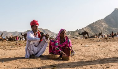 Pushkar, Rajasthan, Hindistan - Ekim 2017: Snake Charmer performans için turistleri çekmeye hazırlanıyor 