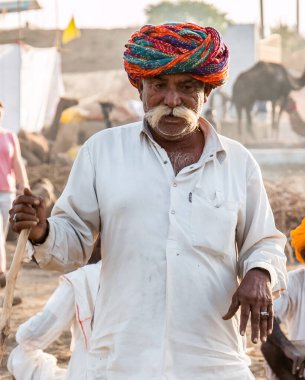 Puşkar, Rajasthan, Hindistan - Ekim 2017 - Pushkar Deve Fuarı 'nda yerel halk, deve tüccarları ve develer