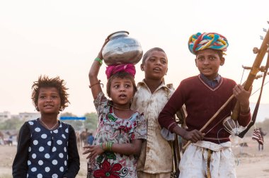 PUSHKAR, RAJASTHAN / INDIA - Pushkar Camel Fuar Alanındaki yerel çocuklar 