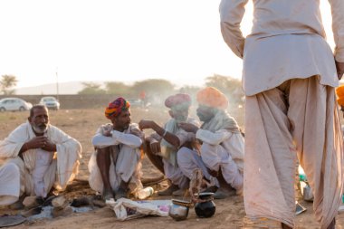 PUSHKAR, RAJASTHAN / INDIA - Kasım 2019: Pushkar Deve Fuarı 'ndaki yerel halk