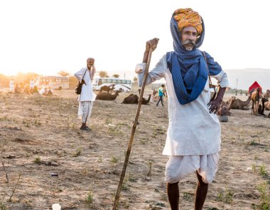 Puşkar, Rajasthan / Hindistan - Ekim 2017: Pushkar Camel Fuarı 'nda yerel adam