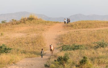 PUSHKAR, RAJASTHAN / INDIA - Kasım 2019: Pushkar Deve Fuarı 'ndaki yerel halk