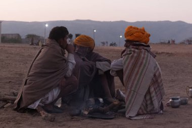 PUSHKAR, RAJASTHAN / INDIA - Kasım 2019: Pushkar Deve Fuarı 'ndaki yerel halk
