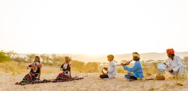 PUSHKAR, RAJASTHAN / INDIA - Pushkar Deve Fuarı 'nda geleneksel giyinmiş Rajasthani kadınları