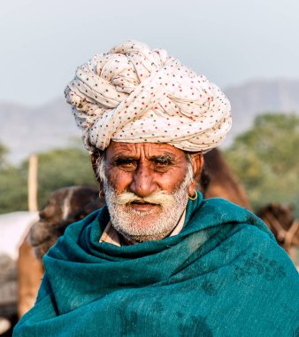 Puşkar, Rajasthan / Hindistan - Ekim 2017: Pushkar Camel Fuarı 'nda yerel adam