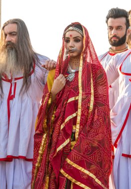 Puşkar, Rajasthan, Hindistan - Ekim 2019: Rajasthani ailesinin Pushkar Camel Fuarı 'nın kumları üzerindeki geleneksel elbisesinin portre çekimi