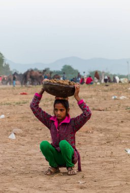 PUSHKAR, RAJASTHAN / INDIA - Pushkar Deve Fuarı 'ndaki yerel halk 