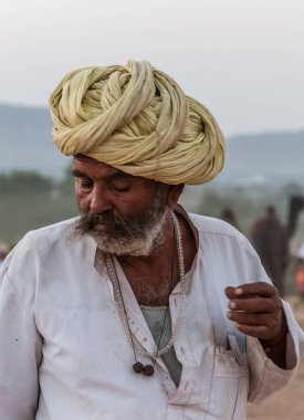 Puşkar, Rajasthan / Hindistan - Ekim 2017: Pushkar Camel Fuarı 'nda yerel adam