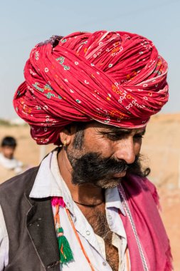 Puşkar, Rajasthan / Hindistan - Ekim 2017: Pushkar Camel Fuarı 'nda yerel adam