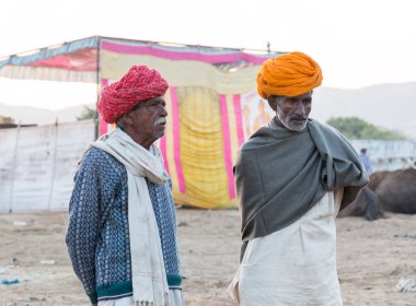 PUSHKAR, RAJASTHAN / INDIA - Pushkar Deve Fuarı 'ndaki yerel halk 