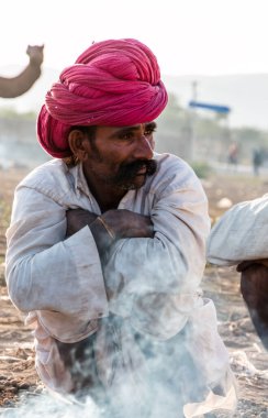 Puşkar, Rajasthan / Hindistan - Ekim 2017: Pushkar Camel Fuarı 'nda yerel adam
