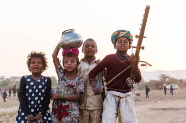 PUSHKAR, RAJASTHAN / INDIA - Pushkar Camel Fuar Alanındaki yerel çocuklar 
