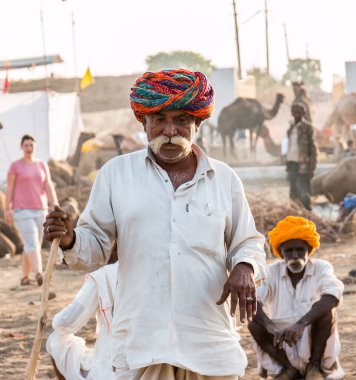 Puşkar, Rajasthan, Hindistan - Ekim 2017 - Pushkar Deve Fuarı 'nda yerel halk, deve tüccarları ve develer