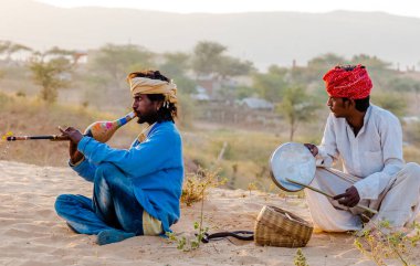 PUSHKAR, RAJASTHAN / INDIA - Pushkar Deve Fuarı 'ndaki yerel halk 