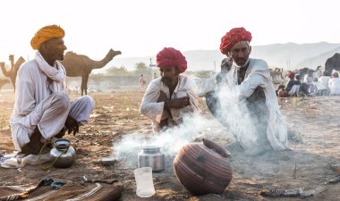 Puşkar, Rajasthan, Hindistan - Ekim 2017 - Pushkar Deve Fuarı 'nda yerel halk, deve tüccarları ve develer