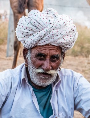 Puşkar, Rajasthan / Hindistan - Ekim 2017: Pushkar Camel Fuarı 'nda yerel adam