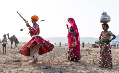 PUSHKAR, RAJASTHAN / INDIA - Pushkar Deve Fuarı 'nda geleneksel giyinmiş Rajasthani kadınları