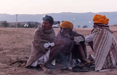 PUSHKAR, RAJASTHAN / INDIA - Kasım 2019: Pushkar Deve Fuarı 'ndaki yerel halk