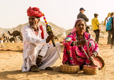 Pushkar, Rajasthan, Hindistan - Ekim 2017: Snake Charmer performans için turistleri çekmeye hazırlanıyor 