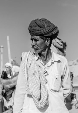 Puşkar, Rajasthan / Hindistan - Ekim 2017: Pushkar Camel Fuarı 'nda yerel adam