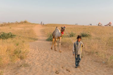 PUSHKAR, RAJASTHAN / INDIA - Kasım 2019: Pushkar Deve Fuarı 'ndaki yerel halk