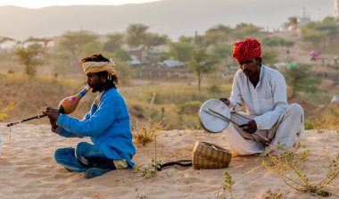 Pushkar, Rajasthan, Hindistan - Ekim 2017: Snake Charmer performans için turistleri çekmeye hazırlanıyor 