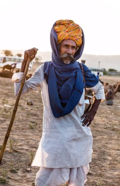 Puşkar, Rajasthan / Hindistan - Ekim 2017: Pushkar Camel Fuarı 'nda yerel adam