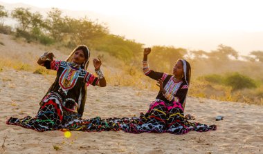 PUSHKAR, RAJASTHAN / INDIA - Pushkar Deve Fuarı 'nda geleneksel giyinmiş Rajasthani kadınları