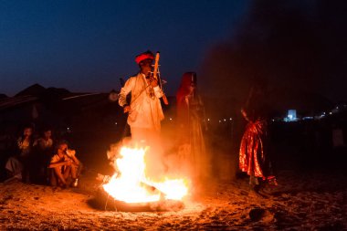 PUSHKAR, RAJASTHAN / INDIA - Kasım 2019: Pushkar Deve Fuarı 'ndaki yerel halk