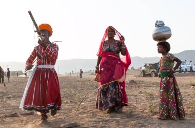 Puşkar, Rajasthan, Hindistan - Ekim 2017: Geleneksel giyinmiş Rajasthani hanımları