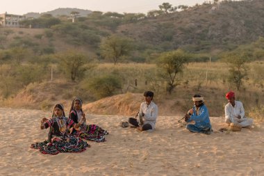 PUSHKAR, RAJASTHAN / INDIA - Kasım 2019: Pushkar Deve Fuarı 'ndaki yerel halk